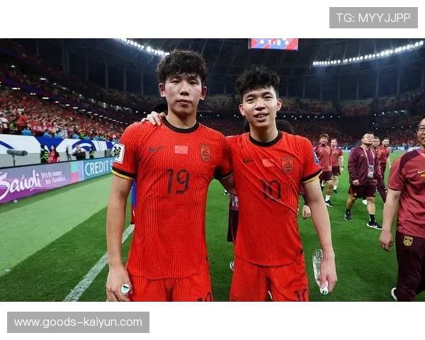 U23亚洲杯中国男足获亚军,球迷机场热情接机重拾希望 U23亚洲杯中国男足获亚军,球迷机场热情接机重拾希望